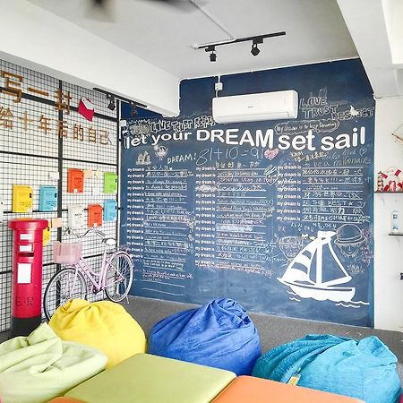 Roof Talk Theme Hostel Johor Bahru Extérieur photo